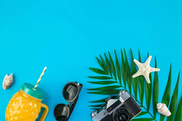 Creative Flat Lay Vista Superior Folhas Palma Tropicais Verdes Com — Fotografia de Stock