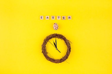 Yaratıcı üst kalın sarı Kağıt arka plan kopya alanı şablonu paskalya gün mevsimlik az kavramı üzerinde düz yatıyordu tatil kompozisyon Paskalya bunny kulaklar yumurta metin mesajı görüntülemek