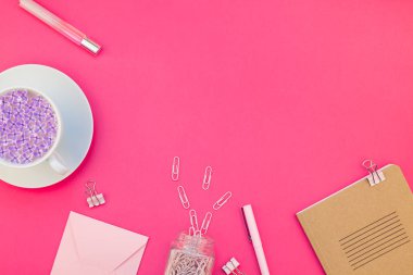 Yaratıcı en iyi görünüm düz parlak pembe renk Kağıt arka plan en az stili üzerinde kopya alanı tasarım ofis malzemeleri tarz çalışma masası ve çay yatırın. Kadınsı blog sosyal medya için şablon