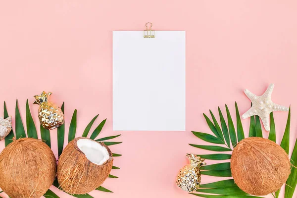 Creatieve Flat Lag Bovenaanzicht Mock Databaseruimte Groene Tropische Palm Bladeren — Stockfoto