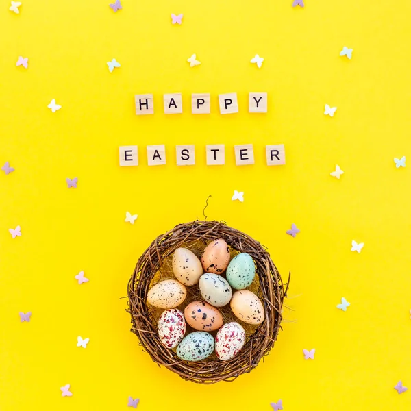 Yaratıcı üst kalın sarı Kağıt arka plan kopya alanı şablonu paskalya gün mevsimlik az kavramı deseni üzerinde düz yatıyordu tatil kompozisyon Paskalya bunny kulaklar yumurta metin mesajı görüntülemek