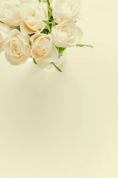 Δημιουργική Κάτοψη Επίπεδη Θέσει Φρέσκα Λευκά Τριαντάφυλλα Μπουκέτο Αντίγραφο Χώρου — Φωτογραφία Αρχείου