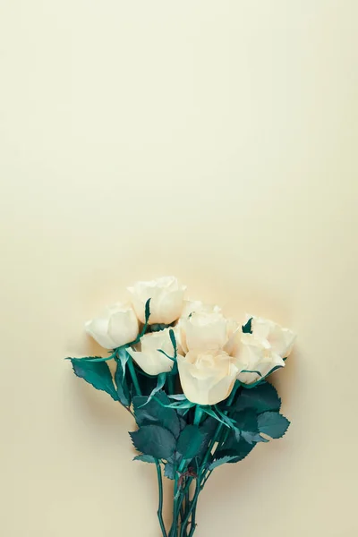 Creativa Vista Superior Plana Poner Ramo Rosas Blancas Frescas Con — Foto de Stock