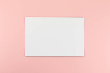 Yaratıcı düz üst boş A4 kağıt sayfasının görünümünü pastel bin yıllık pembe Kağıt arka plan kopya alanı üzerinde sahte kadar yatıyordu. En az kavramı şablonu için bloglama yazı metin yazma
