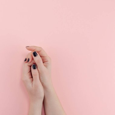 Şık şık kadın siyah manikür. Bin yıllık pastel pembe güzel genç kadının ellerinde. Güzellik ve Spa kavramı. Kadınsı blog sosyal medya için kare şablon