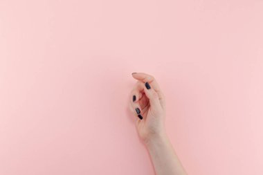 Şık şık kadın siyah manikür. Bin yıllık pastel pembe güzel genç kadının ellerinde. Güzellik ve Spa kavramı. Kadınsı blog sosyal medya için şablon