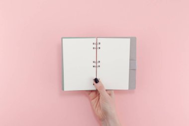 Yaratıcı düz bir bakış açısı olan kadın siyah manikürü boş defterle uzatıyordu. Milenyum Pembe Kağıt Fotokopi Alanı 'nda taklit ediliyordu. Metin harf blogları için asgari yazma konsept şablonu