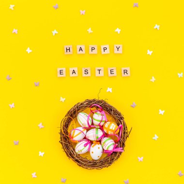 Yaratıcı üst kalın sarı Kağıt arka plan kopya alanı şablonu paskalya gün mevsimlik az kavramı deseni üzerinde düz yatıyordu tatil kompozisyon Paskalya bunny kulaklar yumurta metin mesajı görüntülemek