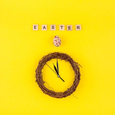 Yaratıcı üst kalın sarı Kağıt arka plan kopya alanı şablonu paskalya gün mevsimlik az kavramı üzerinde düz yatıyordu tatil kompozisyon Paskalya bunny kulaklar yumurta metin mesajı görüntülemek