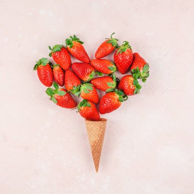 Yaratıcı Sevgililer günü romantik kavramı kompozisyon düz üstten görünüm aşk tatil kutlama kırmızı kalp çilek gözleme koni pembe arka plan kopya alanı şablonu tebrik kartı sosyal medya Bloglar yatıyordu.