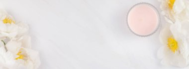 Güzel çiçek beyaz şakayık çiçekleri kopya alanı en az tarzı, şablon tasarımınızın mermer zemin üzerine. Düğün davetiyesi ve kutlama tebrik kavramı. Uzun geniş afiş