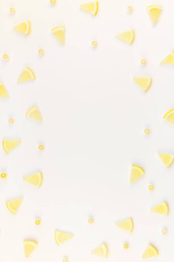 Yaratıcı flatlay ek yükü üstten görünüm narenciye limon dilimleri çerçeve beyaz masa artalanını boşaltmak ile desen. Sıcak yaz ferahlık limonata kavramı. Düzenlenmiş içecek maddeleri