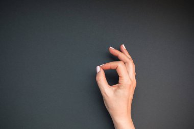 Şık şık kadın pastel pembe manikür. Güzel genç kadının siyah arka plan üzerine eller. Güzellik ve Spa kavramı. Kadınsı blog sosyal medya için şablon