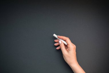 Pastel pembe manikür tebeşir yazı tahtası arka planda tutan ile güzel genç kadın eli. Okul kavramı. Kadınsı blog sosyal medya için şablon
