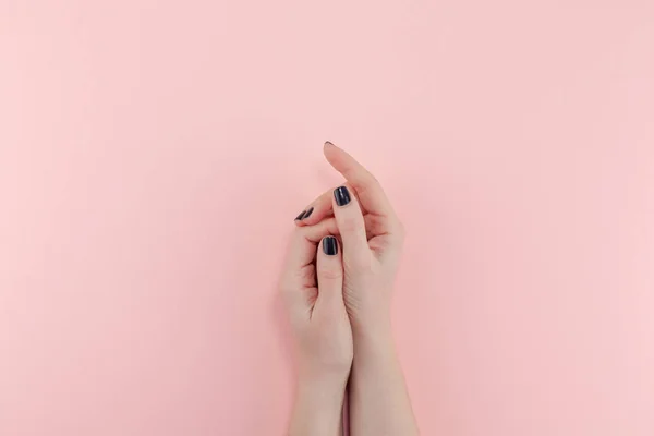 Elegante Manicure Feminino Preto Moda Mãos Bela Jovem Mulher Fundo — Fotografia de Stock
