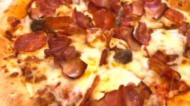 Video bir kağıt kutu içinde nefis taze pizza yakından götürün. Fast food beslenme kavramı
