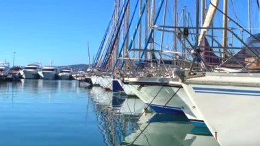 Görünümü yat Marina Cannes, French Riviera, Fransa. Video 4k