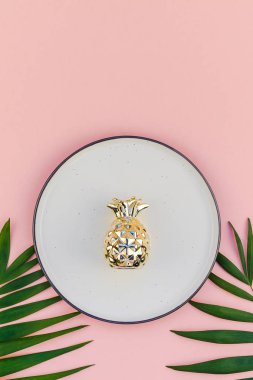 Yaratıcı düz yeşil tropikal palmiye yaprak üstten görünüm boş plaka ile bin yıllık pembe Kağıt arka plan kopya yer sahte yatıyordu. En az tropikal palmiye yaprağı bitki yaz şablon metin veya tasarım için