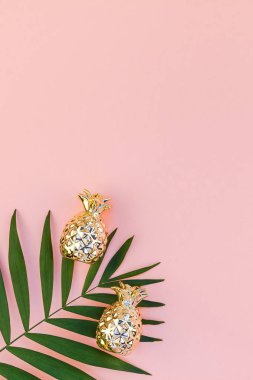 Yaratıcı düz yatıyordu üstten görünüm yeşil tropikal palmiye bin yıllık pembe Kağıt arka plan kopya alanı ananas ile bırakır. En az tropikal palmiye yaprağı bitkiler yaz kavramı şablon metin veya tasarım için