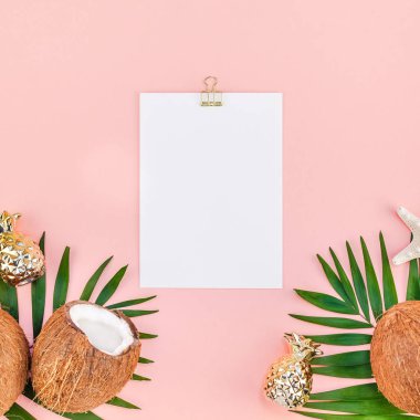 Yaratıcı düz üstten görünüm sahte yeşil tropikal palmiye yaprakları hindistancevizi boş kağıt pembe kartpostal klibi kurulu arka plan kopya alanı kadar yatıyordu. En az tropikal palmiye yaprağı bitki yaz seyahat kavramı şablonu