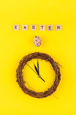 Yaratıcı üst kalın sarı Kağıt arka plan kopya alanı şablonu paskalya gün mevsimlik az kavramı üzerinde düz yatıyordu tatil kompozisyon Paskalya bunny kulaklar yumurta metin mesajı görüntülemek