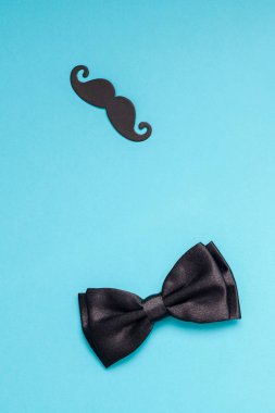 Yaratıcı flatlay ek yükü üstten görünüm retro şık siyah kağıt bıyıkları gözlük papyon turkuaz arka plan kopya alanı. Erkek Sağlığı Farkındalık ay gün erkeklik kavramı blog sosyal medya babalar