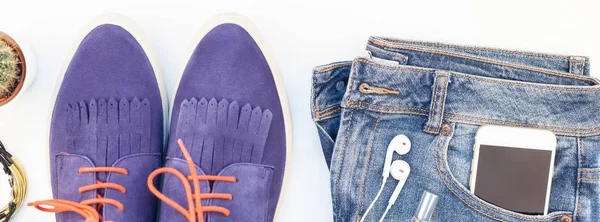 Estandarte Largura Longa Flat Lay Sapatos Camurça Jeans Azuis Pulseiras — Fotografia de Stock