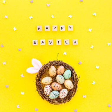 Yaratıcı üst kalın sarı Kağıt arka plan kopya alanı şablonu paskalya gün mevsimlik az kavramı deseni üzerinde düz yatıyordu tatil kompozisyon Paskalya bunny kulaklar yumurta metin mesajı görüntülemek