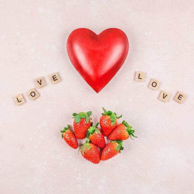 Yaratıcı Sevgililer günü romantik kavramı kompozisyon düz üstten görünüm aşk tatil kutlama kırmızı kalp çilek ile pembe arka plan kopya alanı şablonu tebrik kartı metin sosyal medya Bloglar yatıyordu.