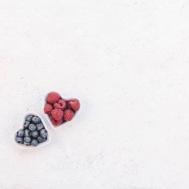 Üstten görünüm aşk tatil kutlama kırmızı kalp ahududu yaban mersini tablo arka plan kopya alanı şablonu tebrik kartı metin sosyal medya Bloglar yaratıcı Sevgililer günü romantik kavramı kompozisyon düz yatıyordu