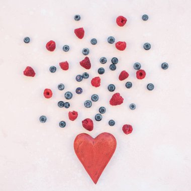 Üstten görünüm aşk tatil kutlama kırmızı kalp ahududu yaban mersini pembe arka plan kopya alanı şablonu tebrik kartı metin sosyal medya Bloglar yaratıcı Sevgililer günü romantik kavramı kompozisyon düz yatıyordu