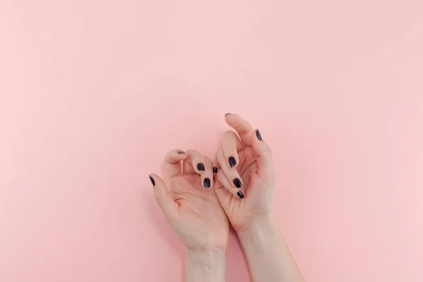 Elegante Manicura Femenina Moda Negra Hermosas Manos Mujer Joven Sobre — Foto de Stock