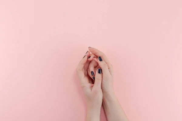 Elegante Manicura Femenina Moda Negra Hermosas Manos Mujer Joven Sobre — Foto de Stock