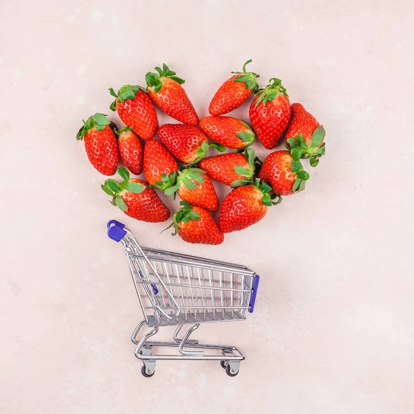 創造的なショッピングの概念構成フラット レイアウト平面図愛休日のお祝い赤いイチゴ ピンク背景コピー スペース テンプレート販売プロモーション テキスト ソーシャル メディアのブログ — ストック写真