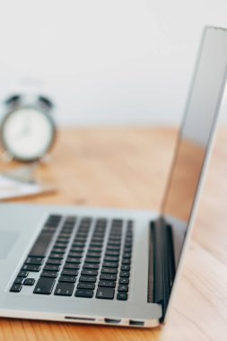 Rahat çalışma yerde ahşap masa ve modern dizüstü üzerinde döşeme ev ofis. Serbest çalışma kavramı