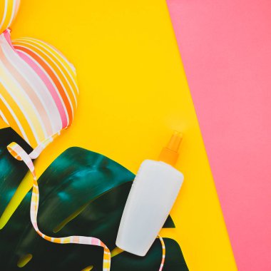 Tropikal orman palm monstera bırakır, güneş gözlüğü, Güneş kremi boş şişe mockup ve kadının mayo üst parlak kare renkli kağıt arka plan üzerinde. Yaz tatil yaratıcı düz yatıyordu kavramı şablonu