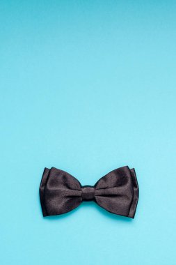 Yaratıcı flatlay ek yükü üstten görünüm retro şık siyah beyefendi papyon turkuaz arka plan kopya alanı. Erkek Sağlığı Farkındalık ay gün erkeklik kavramı blog sosyal medya babalar