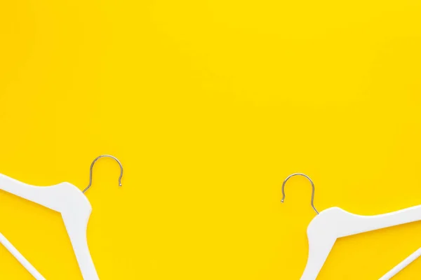 Creatieve Bovenaanzicht Plat Lag Witte Houten Hangers Geïsoleerde Vet Gele — Stockfoto