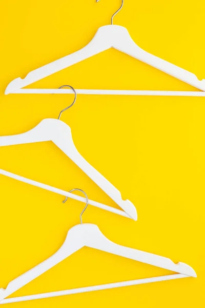 크리에이 스타일으로 옷걸이 노란색 블로그 미디어 디자인 — 스톡 사진