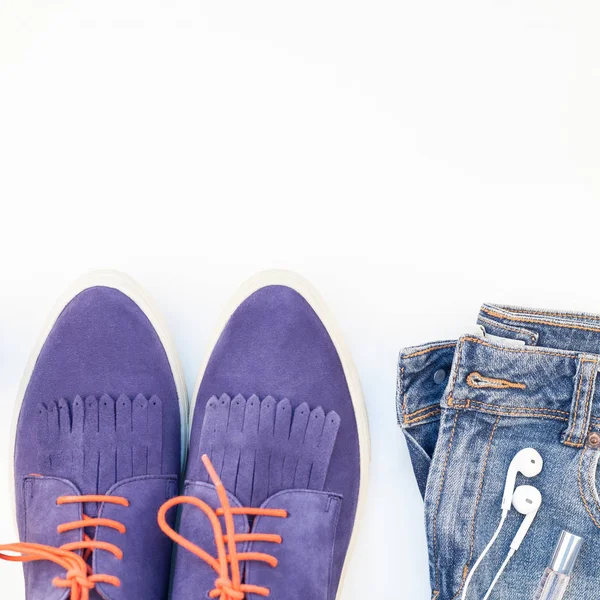 Square Flat Pose Chaussures Daim Jeans Bleus Bracelets Cactus Smartphone — Photo