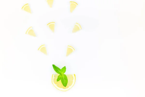 Flalay Kreatif Atas Kepala Melihat Irisan Lemon Sitrus Dan Tanaman — Stok Foto
