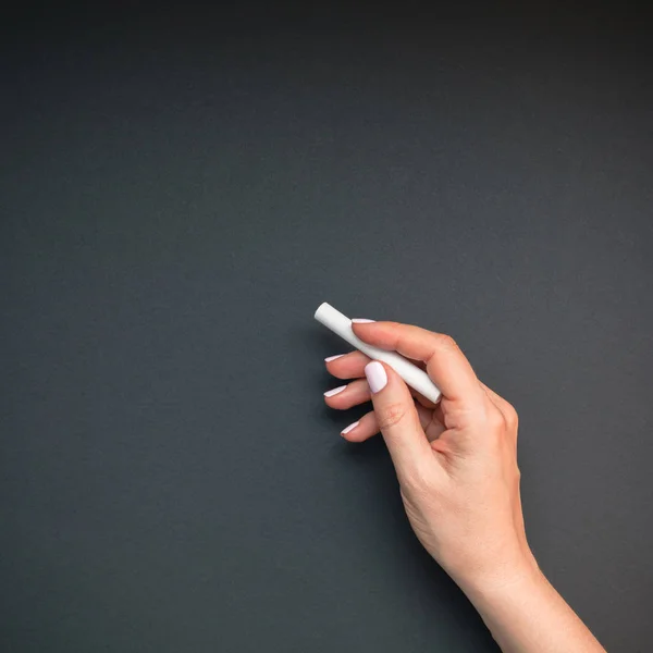 Bella Mano Giovane Donna Con Manicure Rosa Pastello Tenendo Pezzo — Foto Stock