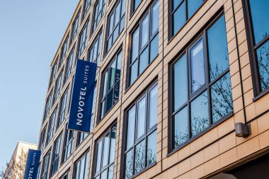 München, Almanya - 26 Aralık 2018: Münih, Almanya'da bulunan otel binası, Novotel suites logosu