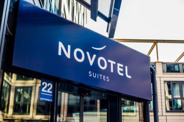 München, Almanya - 26 Aralık 2018: Münih, Almanya'da bulunan otel binası, Novotel suites logosu