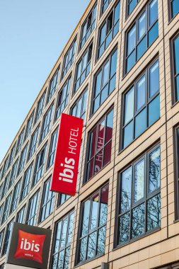 München, Almanya - 26 Aralık 2018: Münih, Almanya'da bulunan otel binası, Ibis logosu