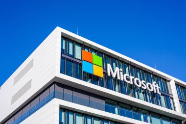 München, Almanya - 26 Aralık 2018: Münih, Almanya'da bulunan şirket ofis binası, Microsoft logosu