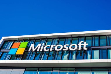 München, Almanya - 26 Aralık 2018: Münih, Almanya'da bulunan şirket ofis binası, Microsoft logosu
