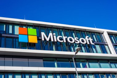München, Almanya - 26 Aralık 2018: Münih, Almanya'da bulunan şirket ofis binası, Microsoft logosu