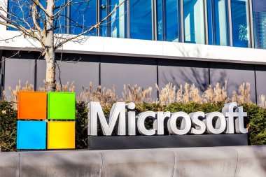 München, Almanya - 26 Aralık 2018: Münih, Almanya'da bulunan şirket ofis binası, Microsoft logosu