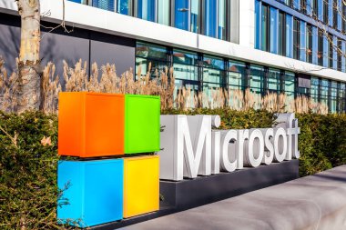 München, Almanya - 26 Aralık 2018: Münih, Almanya'da bulunan şirket ofis binası, Microsoft logosu